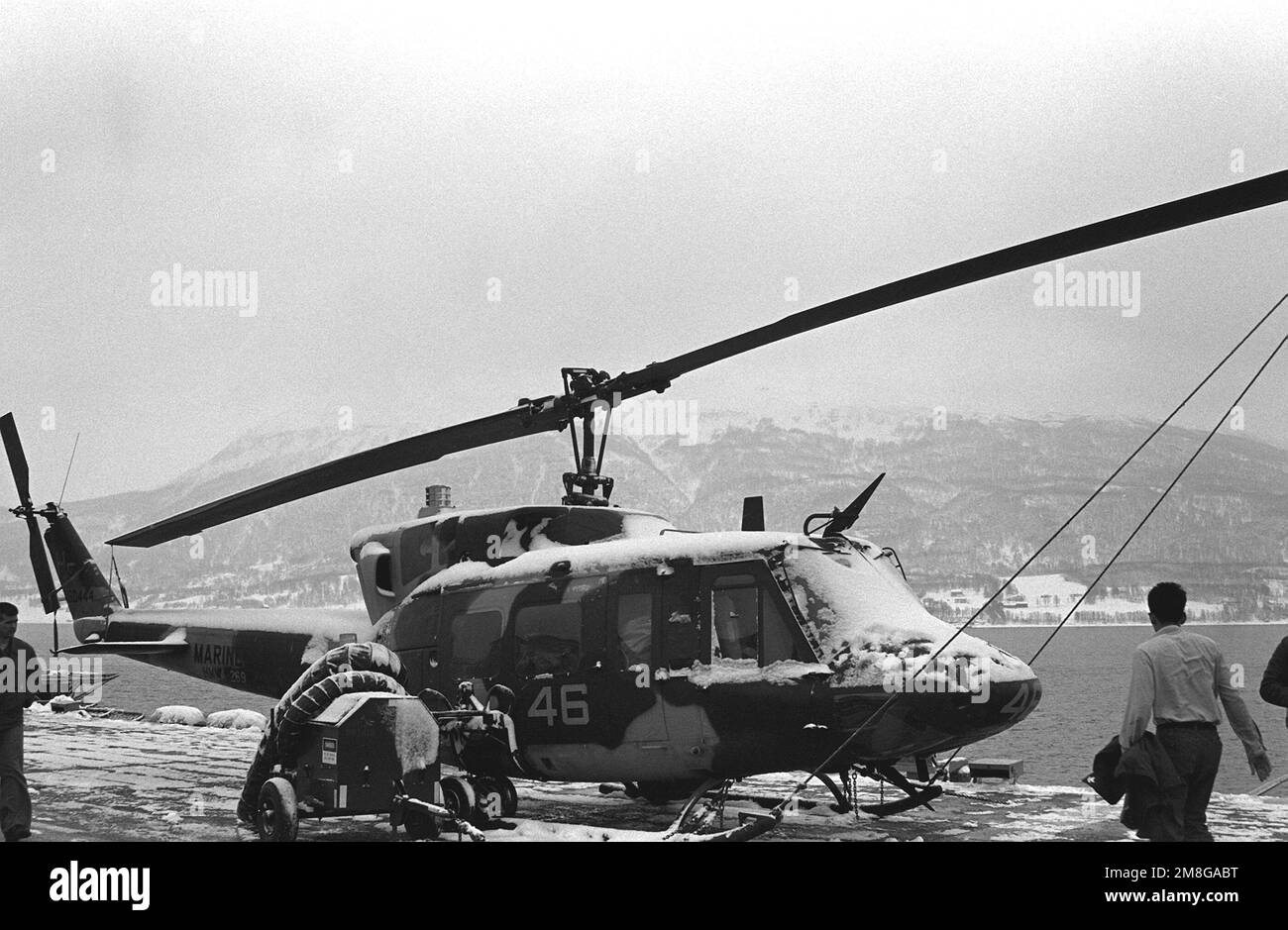 Un elicottero UH-1N Iroquois 'Huey' parcheggiato sul ponte di volo della nave d'assalto anfibio USS GUADALCANAL (LPH-7) alla fine della NATO Esercitazione Teamwork '92. Soggetto operativo/Serie: LAVORO DI SQUADRA '92 Paese: Norwegian Coast Foto Stock