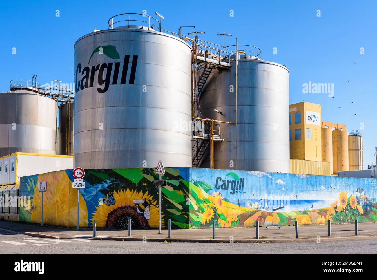 Serbatoi di petrolio dell'impianto di lavorazione di girasole di Cargill, una società alimentare globale americana installata nel porto di Nantes-Saint-Nazaire dal 1964. Foto Stock