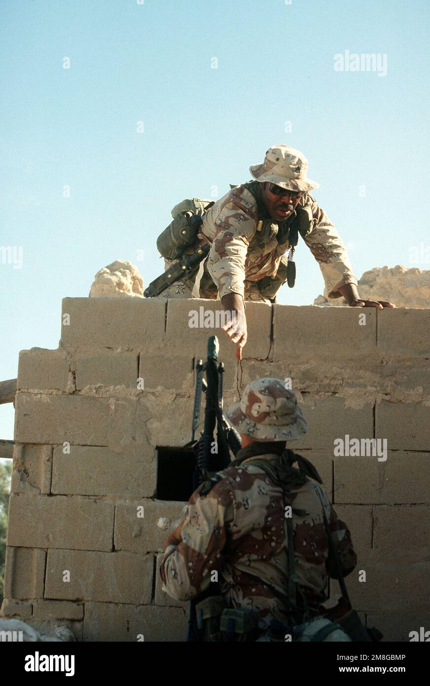 Un soldato della Co.. A, 3rd BN., 502nd INF. Regt., 101st Airborne Div., mans una mitragliatrice M-60 da 7,62mm, mentre partecipi a un allenamento di guerra urbana che viene messo in scena in una città abbandonata durante l'operazione Desert Shield. Subject Operation/Series: SCUDO DEL DESERTO Paese: Arabia Saudita (SAU) Foto Stock