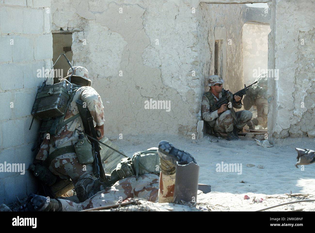 Soldati di Co.. A, 3rd BN., 502nd INF. Regt., 101st Airborne Div., utilizza una città abbandonata per eseguire un allenamento di guerra urbana durante l'operazione Desert Shield. Subject Operation/Series: SCUDO DEL DESERTO Paese: Arabia Saudita (SAU) Foto Stock