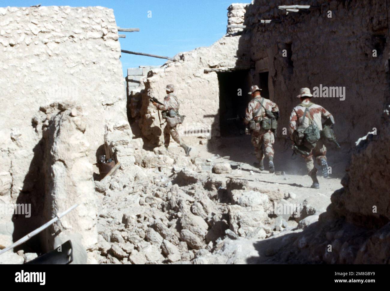 Soldiers of Co. 3, 502nd INF. Reg. 101st Ab. Div., partecipa a un allenamento di guerra urbano in una città abbandonata durante l'operazione Desert Shield. Subject Operation/Series: SCUDO DEL DESERTO Paese: Arabia Saudita (SAU) Foto Stock