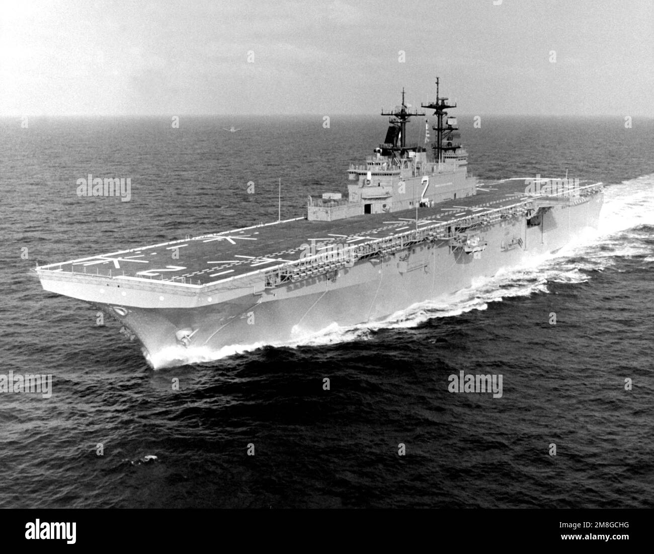 Una vista di prua del porto della nave d'assalto anfibio ESSEX in corso durante le prove in mare. Nazione: Golfo del Messico Foto Stock