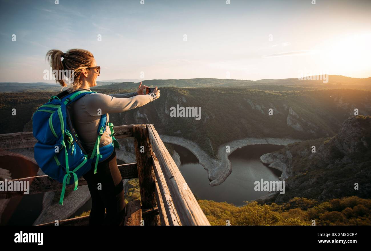 Giovane donna escursionista al punto di osservazione del canyon Foto Stock