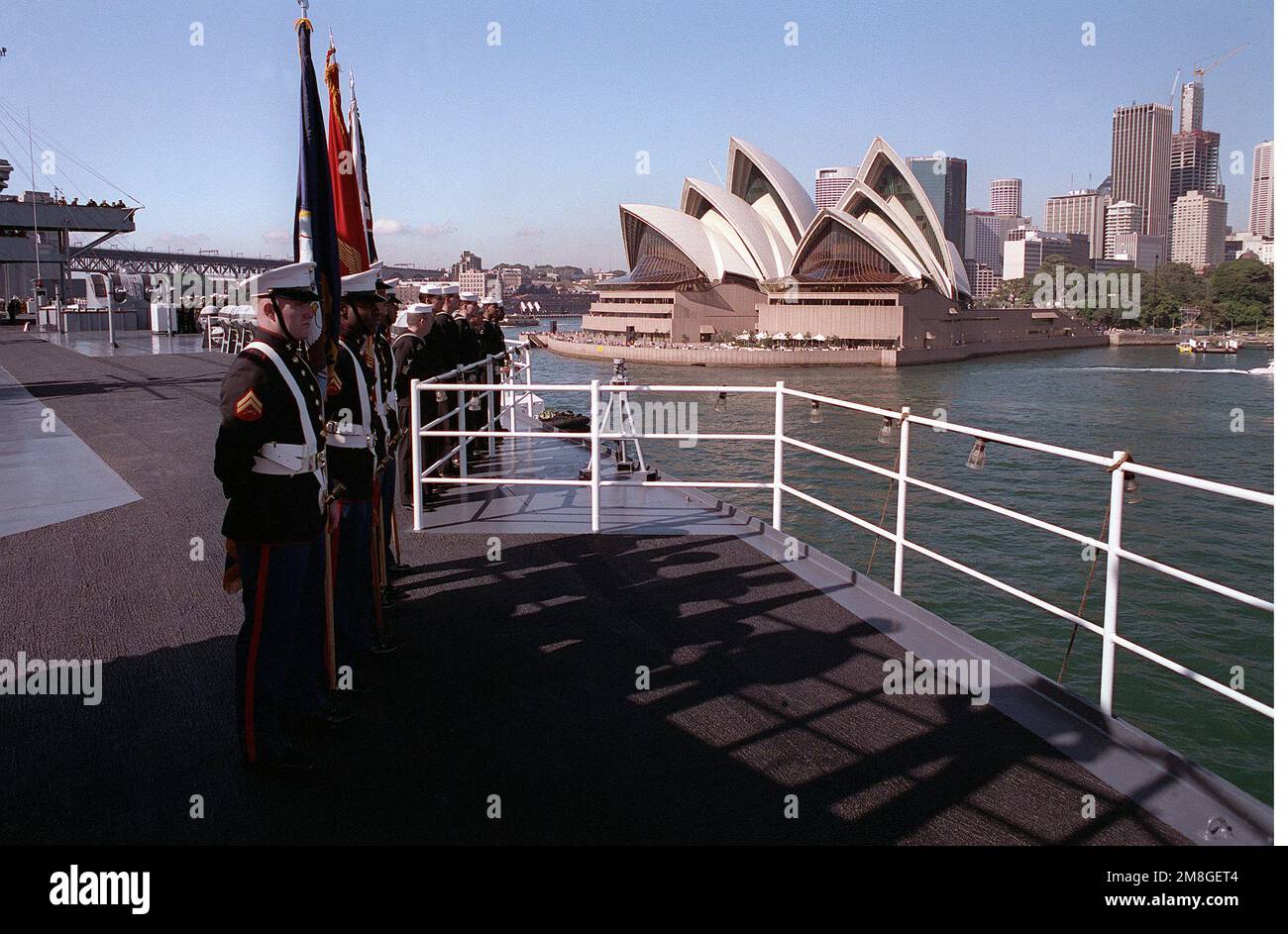 La Guardia a colori della U. S. Marine Corps Barracks, Yokuska, Giappone, pareggia il colore durante il tradizionale manning le rotaie salutano come la nave di comando anfibio USS BLUE RIDGE (LCC-19) lascia il porto. La Sydney Opera House è sullo sfondo. Base: Sydney Stato: Nuovo Galles del Sud Paese: Australia(AUS) Foto Stock