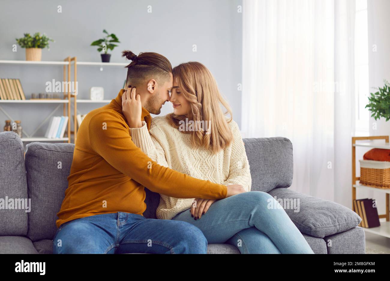 Se Un Uomo Ti Tocca Il Naso Coppia toccante immagini e fotografie stock ad alta risoluzione - Alamy