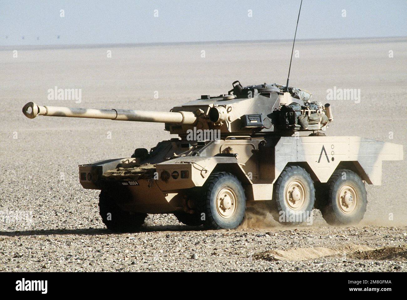 Un'auto blindata francese Panhard ERC 90 si muove attraverso il deserto come parte di un'esposizione di armature alleate durante l'operazione Desert Shield. Subject Operation/Series: SCUDO DEL DESERTO Paese: Arabia Saudita (SAU) Foto Stock