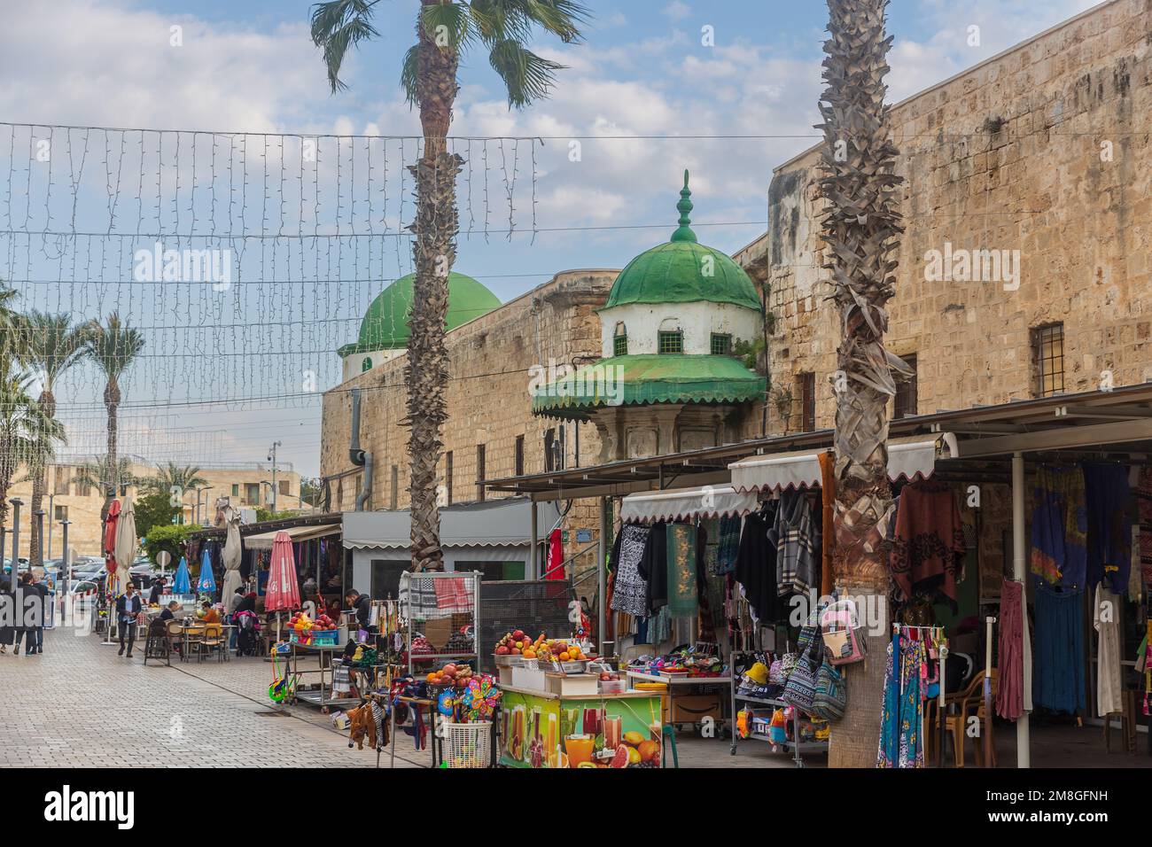 Acre, Israele, 2 gennaio 2023: L'annesso all'ingresso della moschea di al-Jazzar, nella città vecchia. pittoresca strada del centro storico con bancarelle di s. Foto Stock