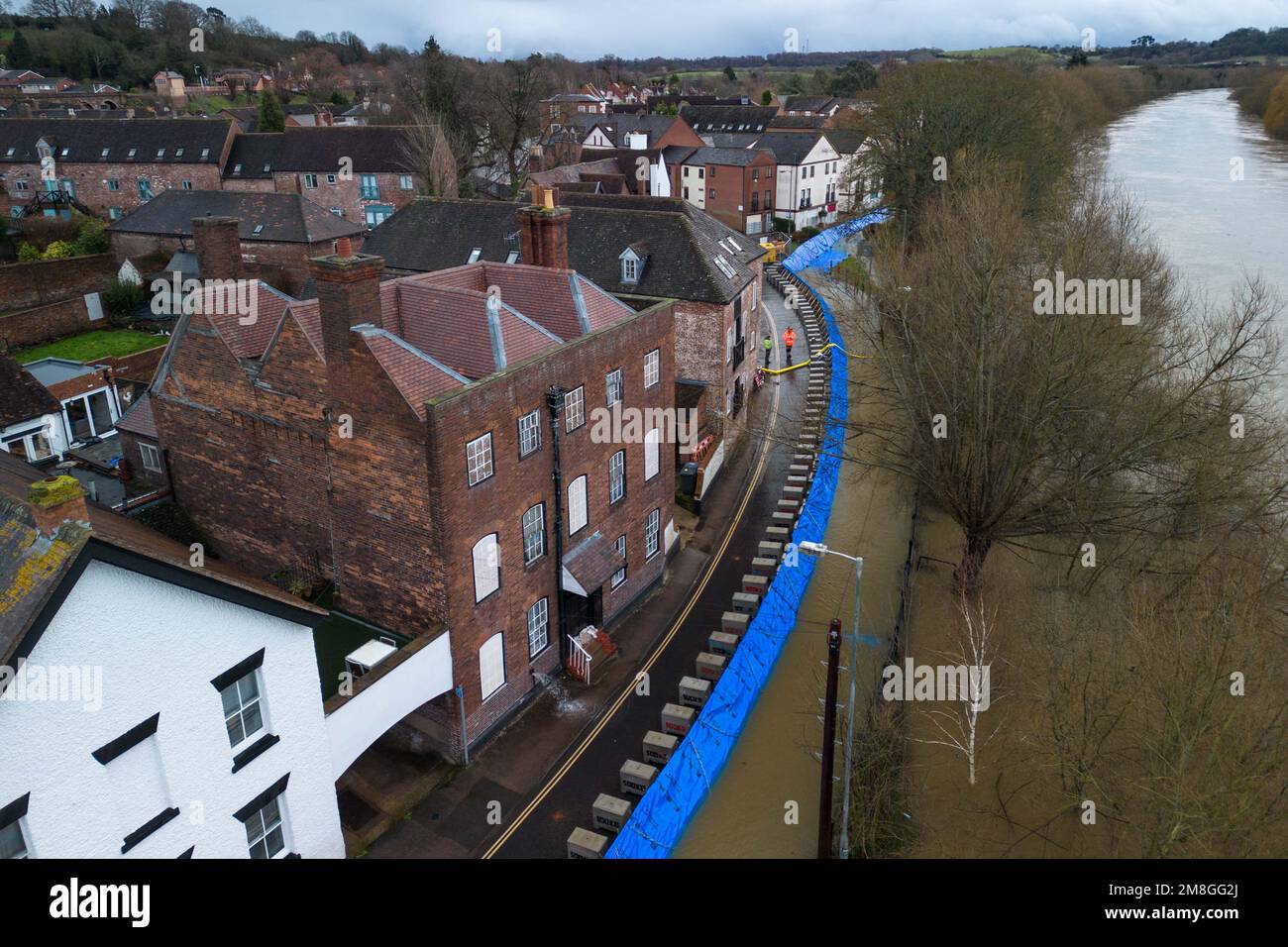 Bewdley, Worcestershire, Regno Unito. 14 gennaio 2023 - i lavoratori dell'Agenzia dell'ambiente hanno trattenuto il fiato mentre il fiume Severn continua a innalzarsi di fronte alle barriere di difesa contro le inondazioni a Beales Corner, che attualmente bloccano i torrenti d'acqua che attualmente misurano 4,6 m di altezza, con i picchi attesi all'inizio ore di domenica mattina. Un avvertimento meteorologico giallo per forti piogge è stato anche annunciato per l'Inghilterra occidentale, influenzando ulteriormente l'innalzamento del livello del fiume. Credito: Interrompi stampa Media/Alamy Live News Foto Stock