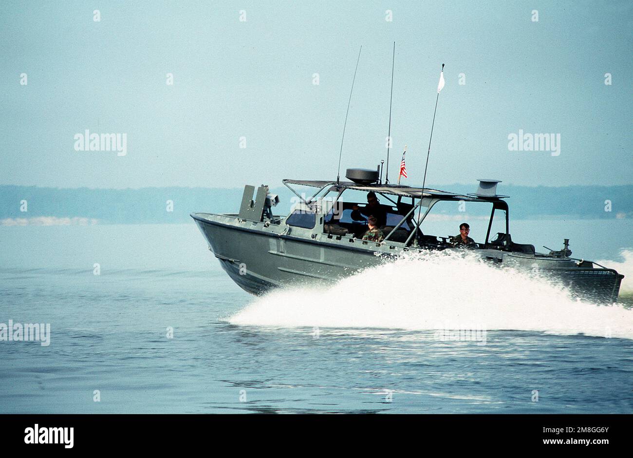 STATI UNITI Marine Corps River Assault Craft RAC-55 pattugliamenti sulla spiaggia durante un esercizio di addestramento militare congiunto chiamato Ocean Venture '92. Il RAC, utilizzato per l'interdizione dei farmaci e il supporto alle truppe e al fuoco, ha un lanciagranate Mark 19 40mm sul retro e una mitragliatrice M-2 calibro 50 montata sulla parte anteriore. Soggetto operativo/Serie: OCEAN VENTURE '92 base: Marine Corps base, Camp Lejeune Stato: North Carolina(NC) Paese: Stati Uniti d'America (USA) Foto Stock