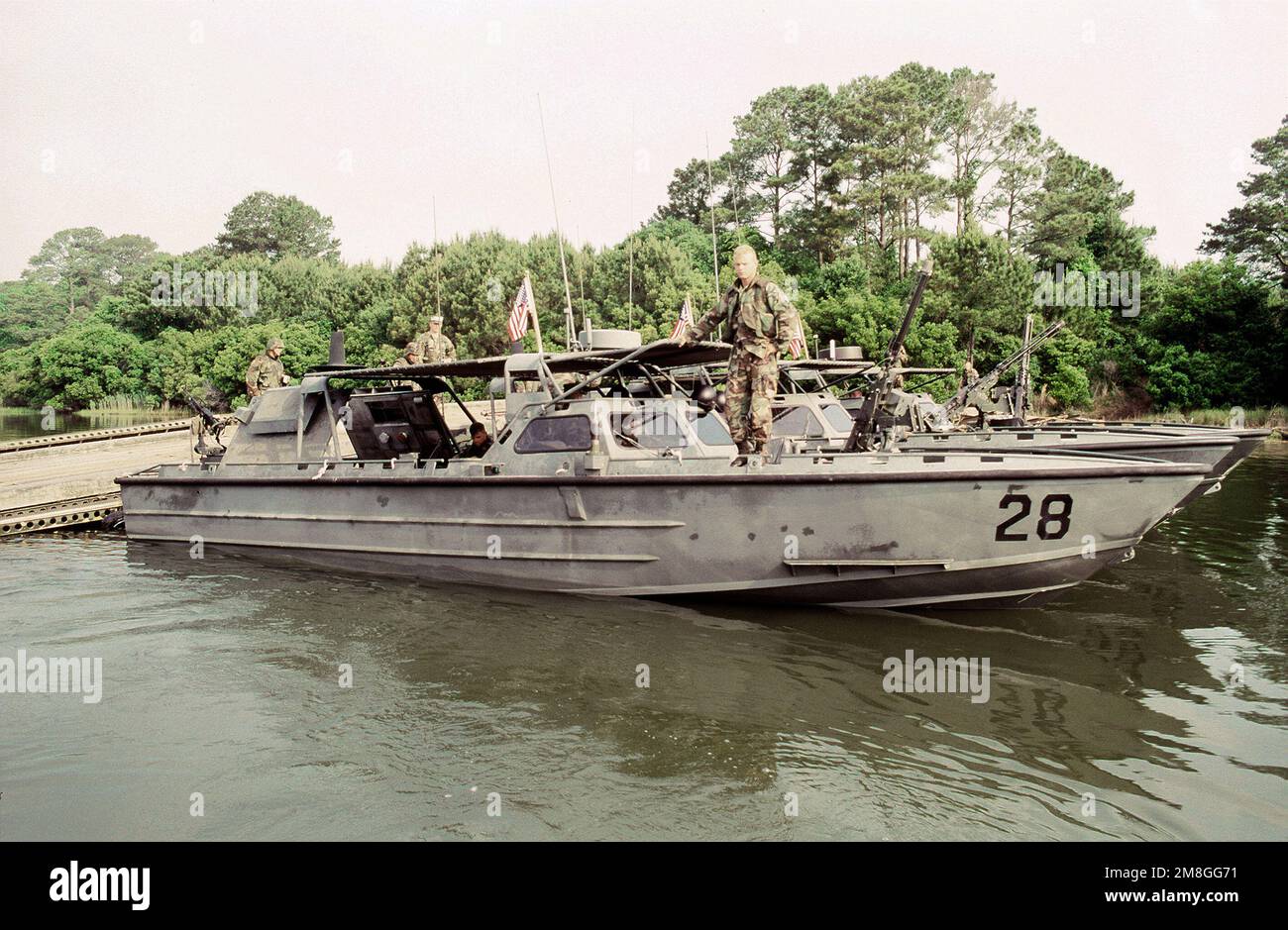 STATI UNITI L'imbarcazione d'assalto Marine Corps Riverine RAC-28 e altri due CCR sono ancorati ad un molo durante un esercizio di addestramento militare congiunto chiamato Ocean Venture '92. Ogni RAC, utilizzato per l'interdizione dei farmaci e il supporto alle truppe e al fuoco, ha un lanciagranate Mark 19 40mm sul retro e una mitragliatrice M-2 calibro 50 montata sulla parte anteriore. Soggetto operativo/Serie: OCEAN VENTURE '92 base: Marine Corps base, Camp Lejeune Stato: North Carolina(NC) Paese: Stati Uniti d'America (USA) Foto Stock