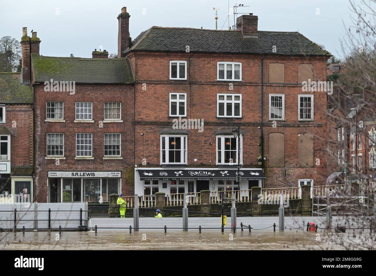 Bewdley, Worcestershire, Regno Unito. 14 gennaio 2023 - i lavoratori dell'Agenzia dell'ambiente hanno trattenuto il fiato mentre il fiume Severn continua a innalzarsi di fronte alle barriere di difesa contro le inondazioni a Beales Corner, che attualmente bloccano i torrenti d'acqua che attualmente misurano 4,6 m di altezza, con i picchi attesi all'inizio ore di domenica mattina. Un avvertimento meteorologico giallo per forti piogge è stato anche annunciato per l'Inghilterra occidentale, influenzando ulteriormente l'innalzamento del livello del fiume. Credito: Interrompi stampa Media/Alamy Live News Foto Stock