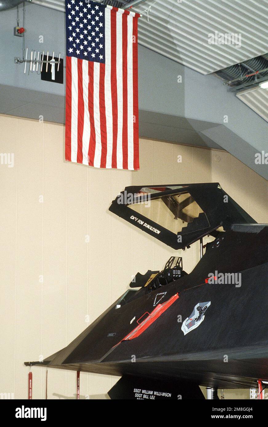 Una vista dell'abitacolo aperto di un F-117A Stealth Fighter Aircraft come si trova in un hangar durante l'operazione Desert Shield. Subject Operation/Series: SCUDO DEL DESERTO Paese: Arabia Saudita (SAU) Foto Stock