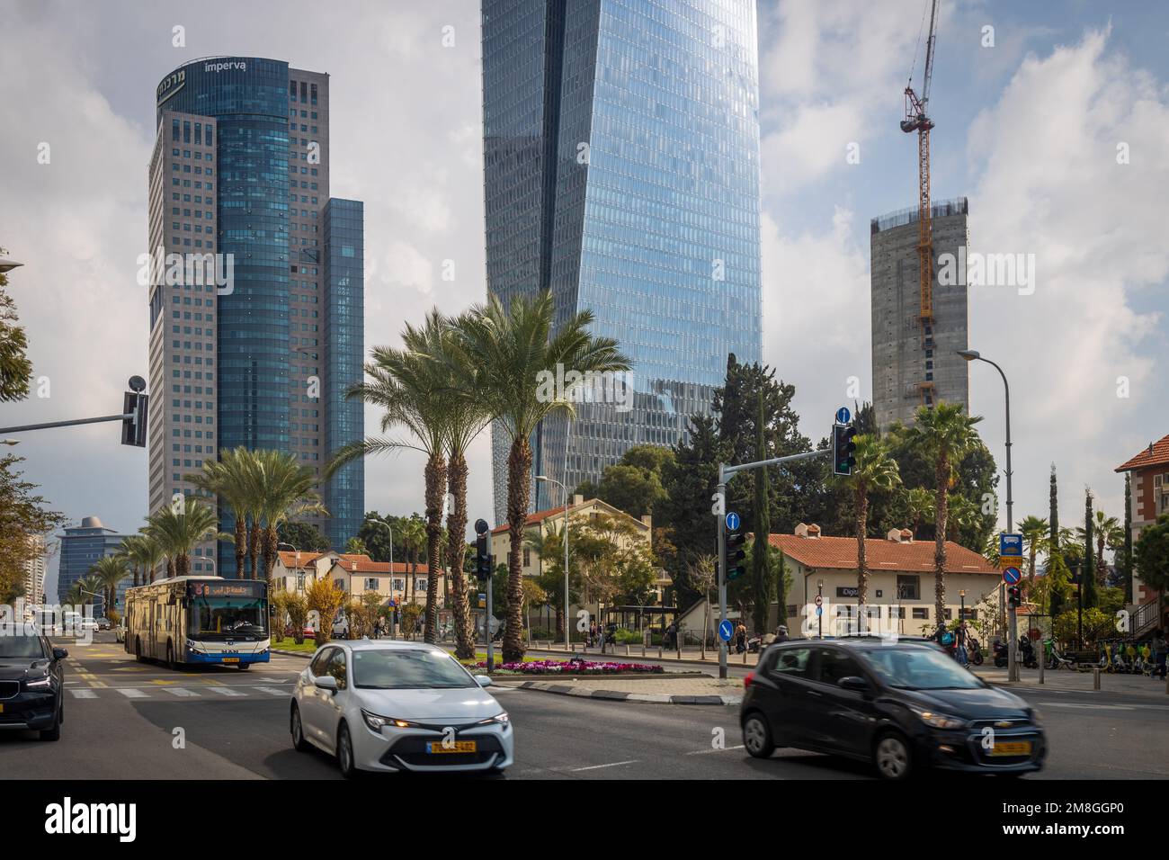 TEL AVIV, ISRAELE - 1 gennaio 2023, Ayalon High Way, ferrovie ferroviarie e nuovi grattacieli a Tel Aviv, Israele. Foto Stock