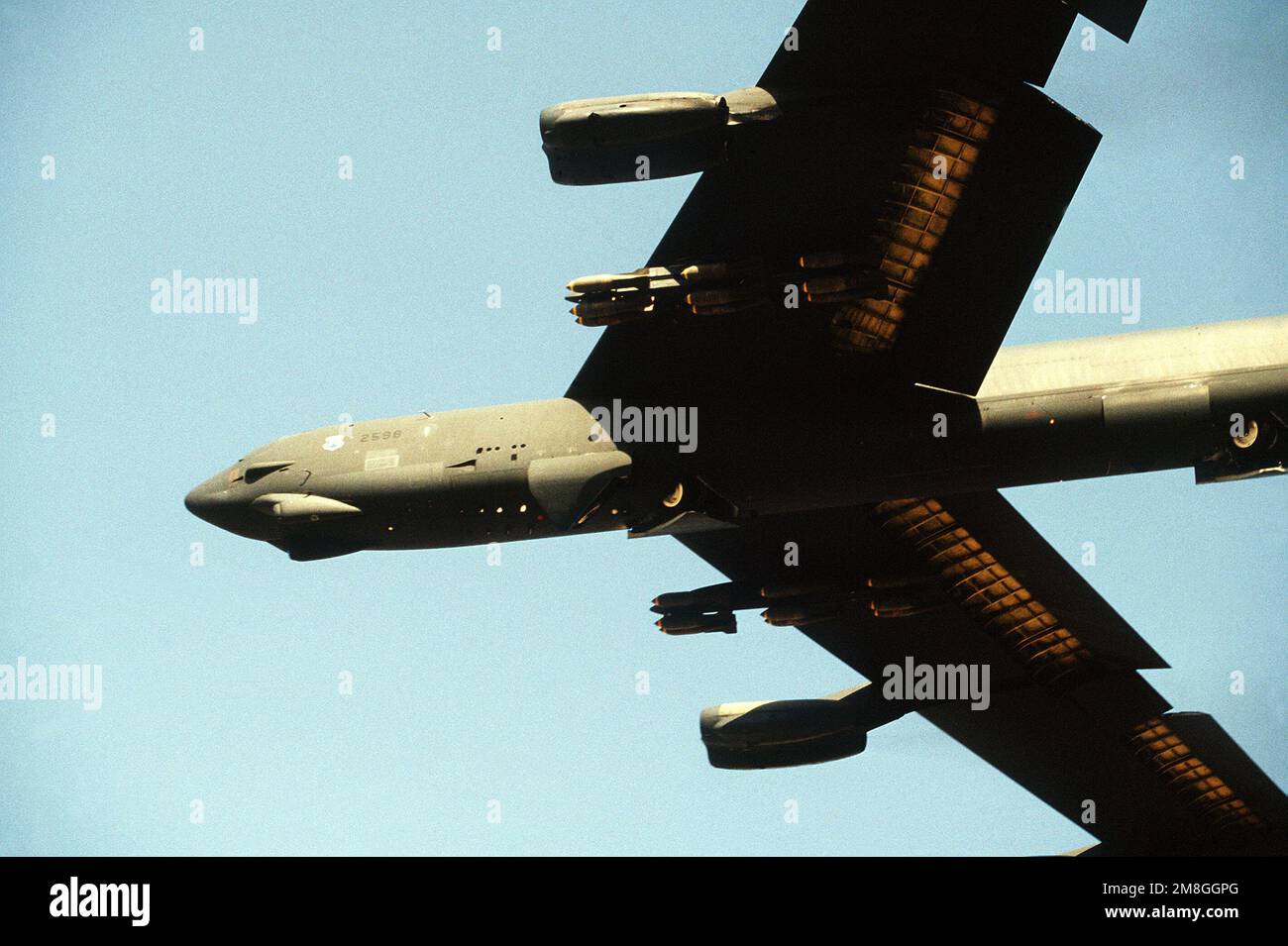Un B-52G Stratofortress bombardiere della 1708th Bomba Wing, armato di bombe sui piloni alari, decollare in una missione durante l'operazione Desert Storm. Soggetto operativo/Serie: DESERT STORM Paese: Sconosciuto Foto Stock