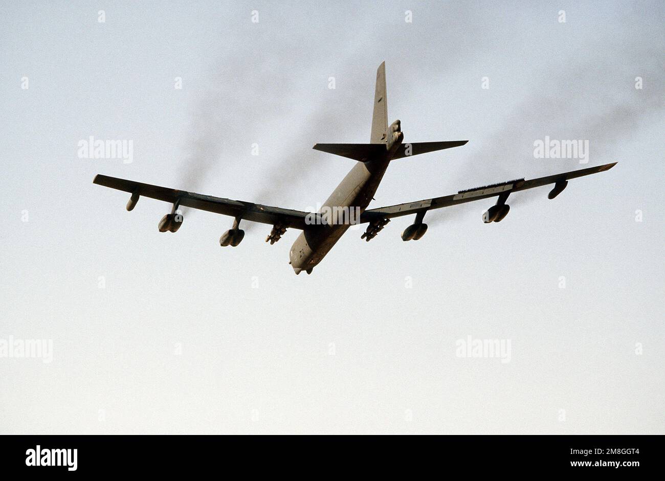 Un B-52G Stratofortress bombardiere della 1708th Bomba Wing, armato di bombe sui piloni alari, decollare in una missione durante l'operazione Desert Storm. Soggetto operativo/Serie: DESERT STORM Paese: Sconosciuto Foto Stock