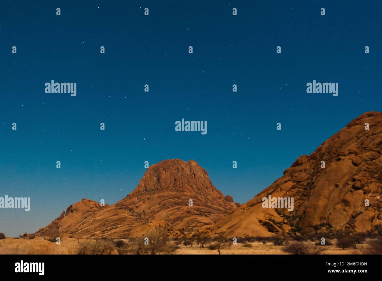 Notte girato nel deserto Namibiano mostrando le stelle che escono. Foto Stock