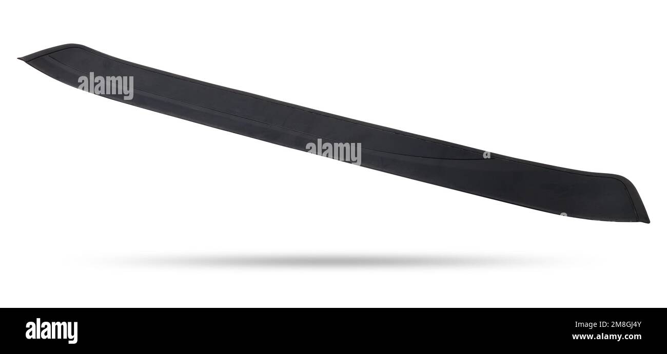 Una porta decorativa in plastica nera sbatte in un'automobile per la vendita o la riparazione in un'officina su uno sfondo bianco isolato in uno studio fotografico. Foto Stock