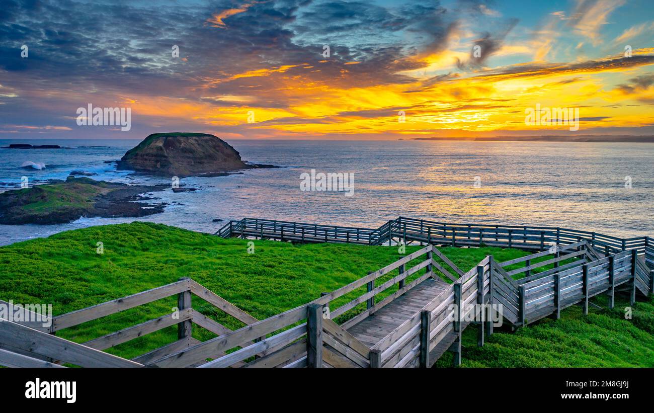 Passerella in legno a Phillip Island al tramonto, Victoria, Australia Foto Stock