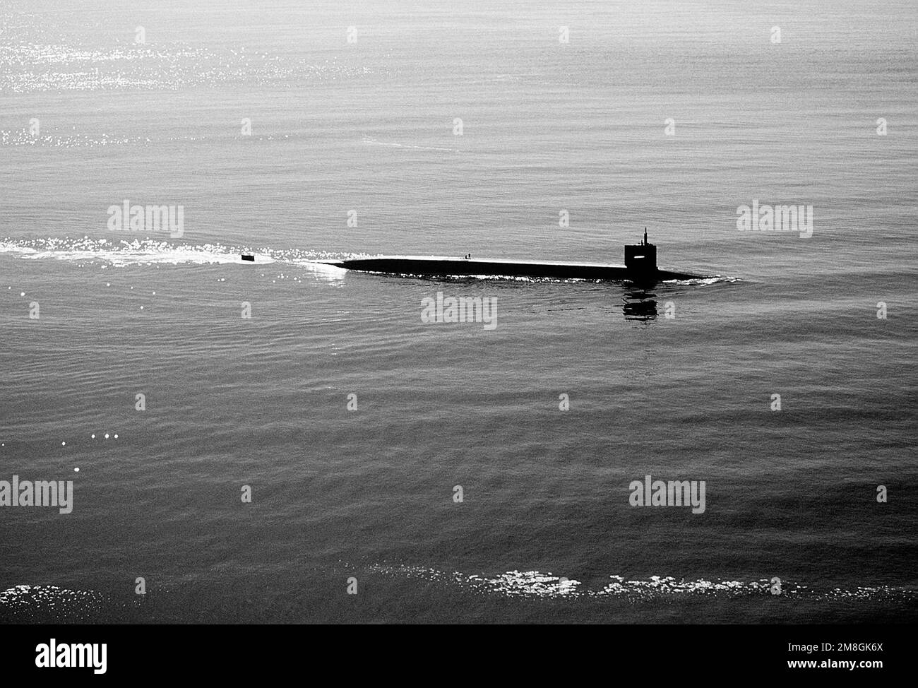 Stretto di Juan de Fuca. Una vista aerea a dritta di un sottomarino missilistico balistico di classe Ohio alimentato da energia nucleare di ritorno dalla pattuglia. Base: Puget Sound Stato: Washington (WA) Paese: Stati Uniti d'America (USA) Foto Stock