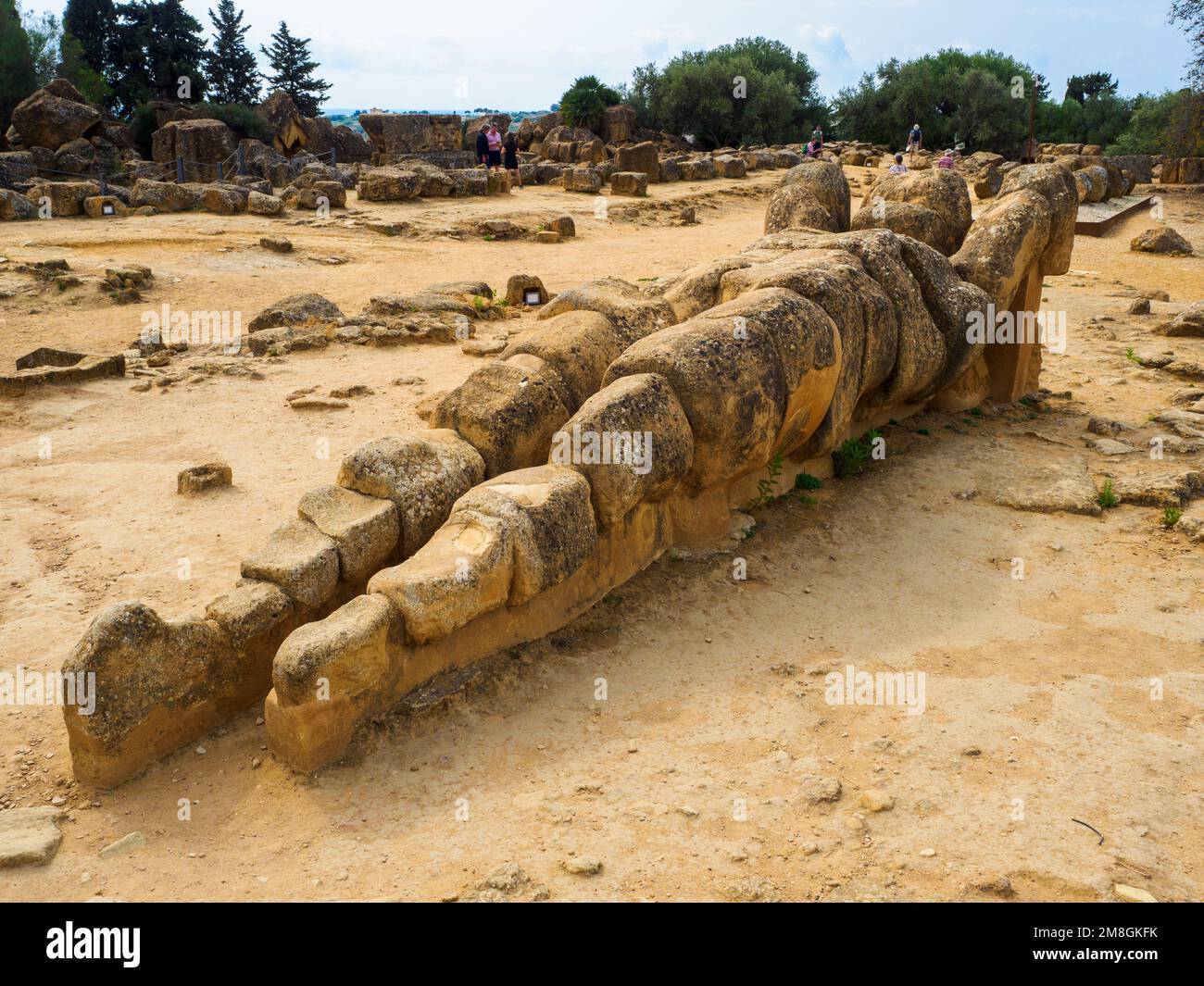 Resti di un atlante nel campo dell'Olimpione - Sito archeologico della Valle dei Templi - Agrigento, Sicilia, Italia Foto Stock