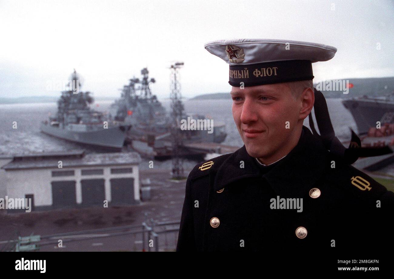 Un marinaio russo indossa un abito uniforme in onore di un americano Navy visita al porto. L'incrociatore missilistico guidato USS YORKTOWN (CG-48) e il cacciatorpediniere USS o'BANNON (DD-987) visitano Severomorsk come parte di un continuo scambio tra le marine degli Stati Uniti e il Commonwealth of Independent States. Base: Severomorsk Naval base Nazione: Russia (RUS) Foto Stock