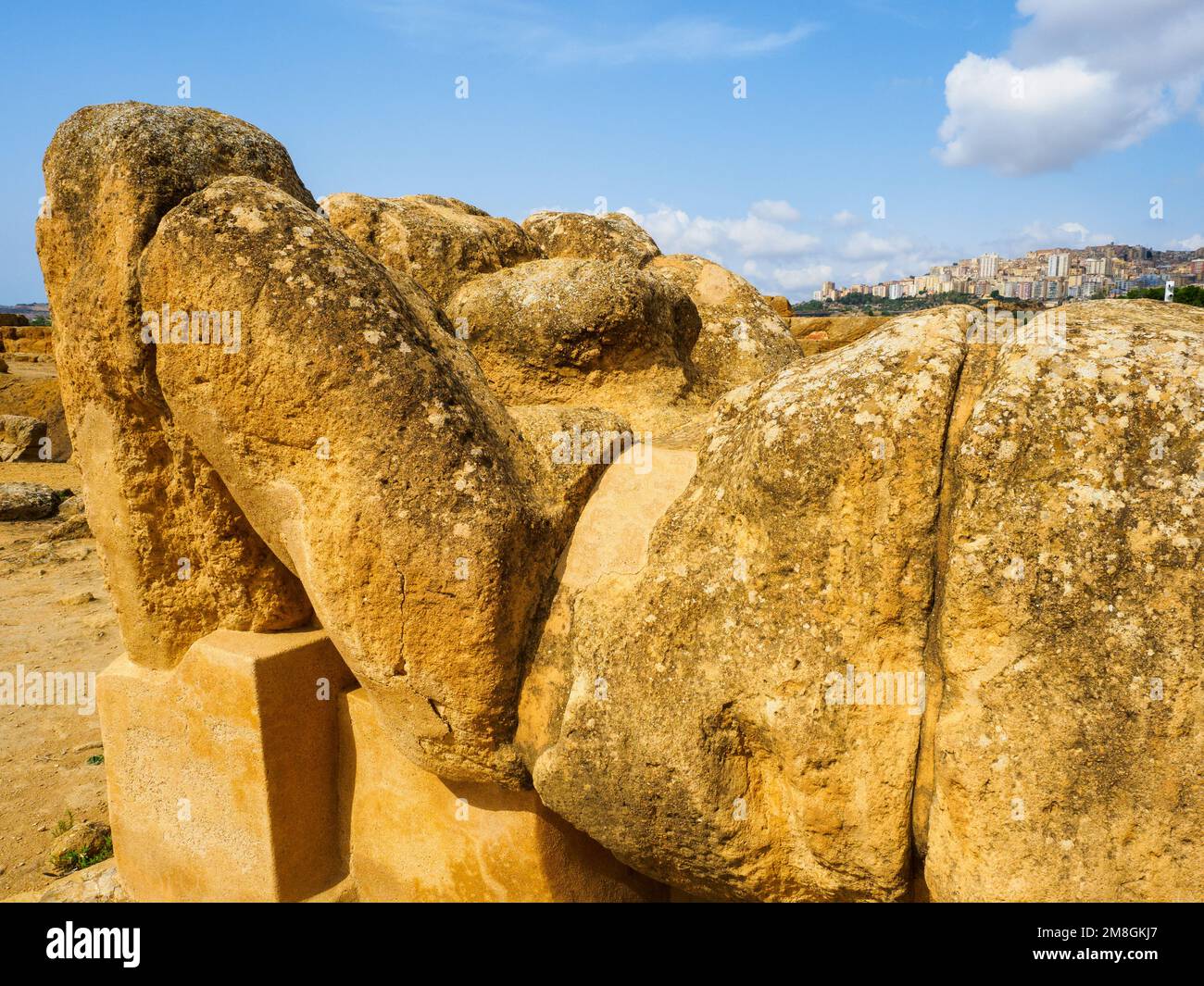 Resti di un atlante nel campo dell'Olimpione - Sito archeologico della Valle dei Templi - Agrigento, Sicilia, Italia Foto Stock