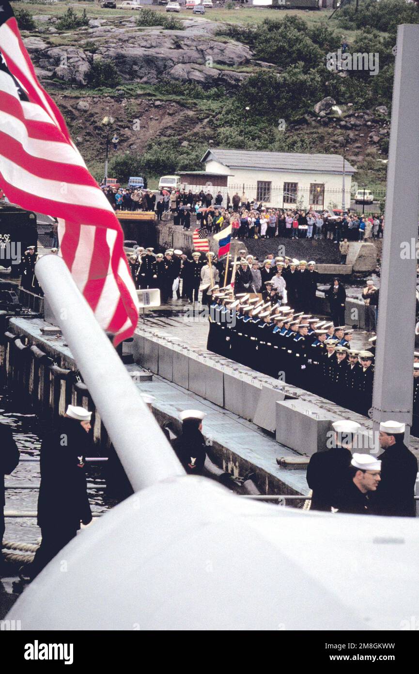 Una guardia d'onore russa e una band sono riuniti sul molo dove l'incrociatore missilistico guidato USS YORKTOWN (CG-48) e il cacciatorpediniere USS o'BANNON (DD-987) sono ormeggiati durante una chiamata portuale. Base: Severomorsk Nazione: Russia(RUS) Foto Stock