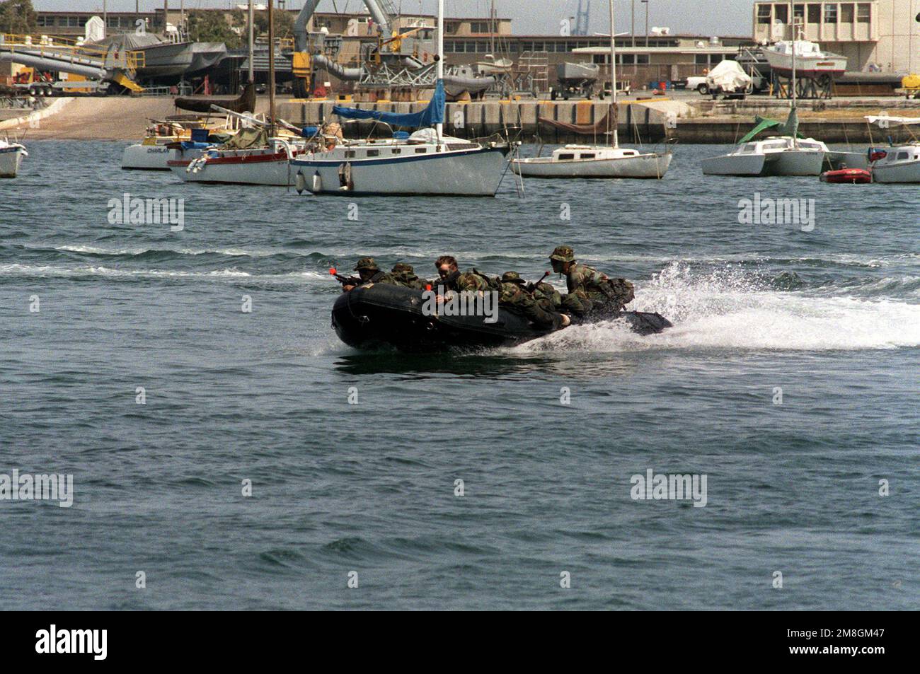 Membri di un ente statunitense La squadra Navy Sea-Air-Land (SEAL) passa altre foche in una pattuglia PB Mark III mentre si dirigono verso la spiaggia nella loro imbarcazione d'assalto gonfiabile durante una dimostrazione pubblica. Base: Coronado Stato: California (CA) Nazione: Stati Uniti d'America (USA) Foto Stock