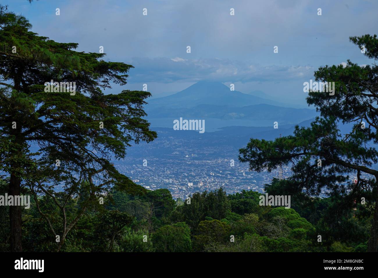 La vista della città di El Salvador dal vulcano El Boqueron Foto Stock