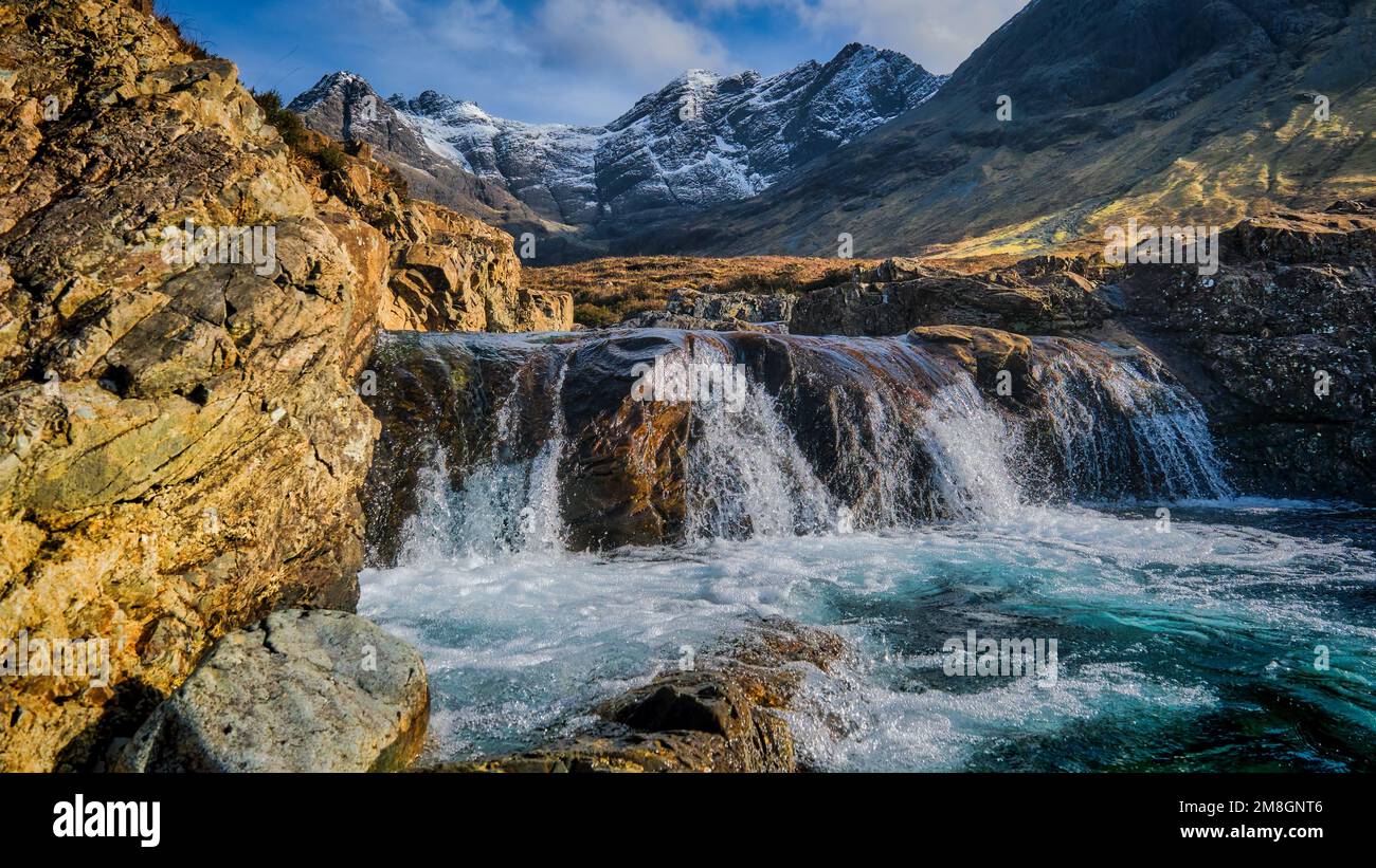 Le piscine Fairy in Glen fragile sull'Isola di Skye con neve ricoperta montagne Cuillin Foto Stock