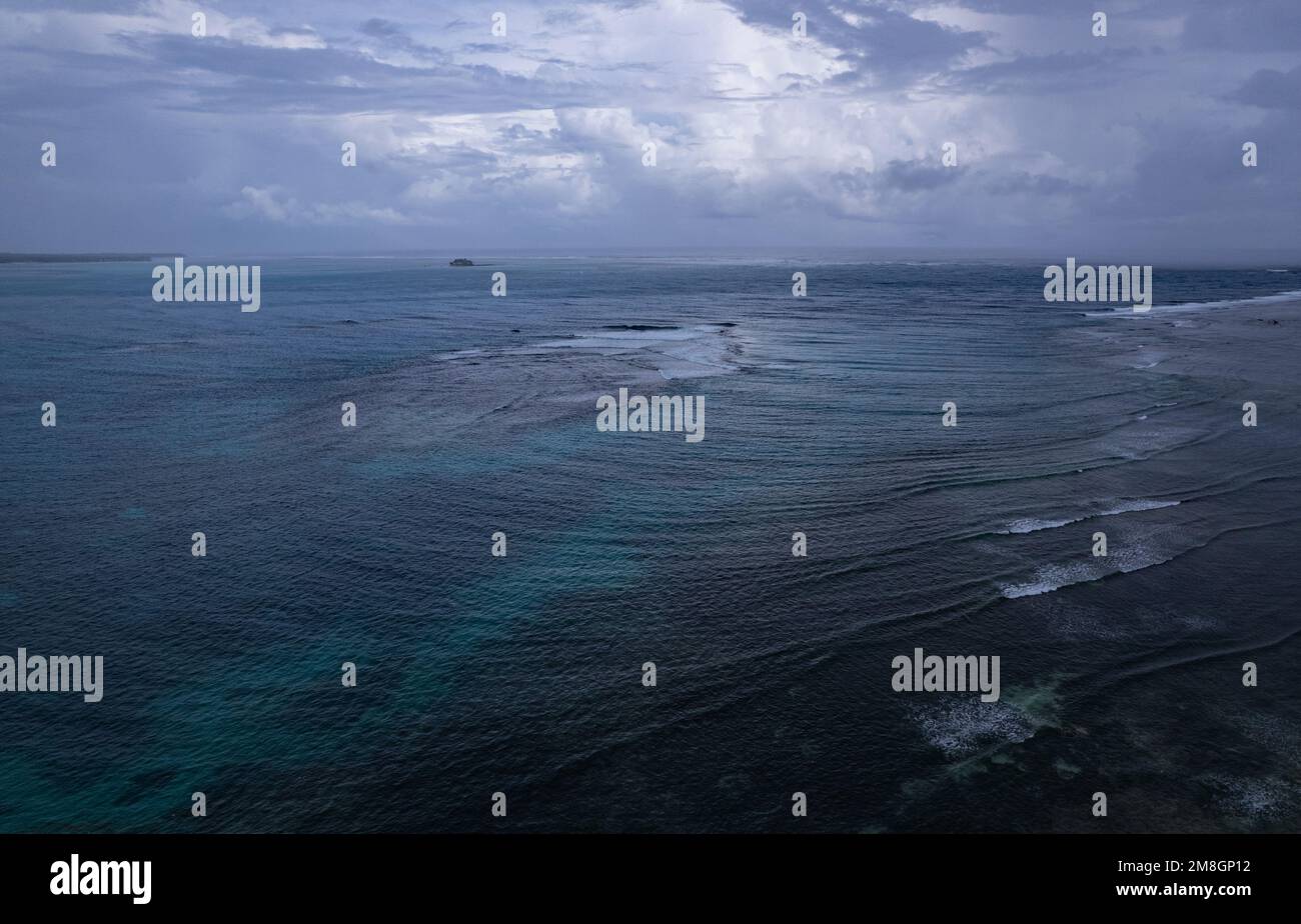 Spiaggia sull'isola di Siargao, Filippine visto dall'alto, foto del drone Foto Stock