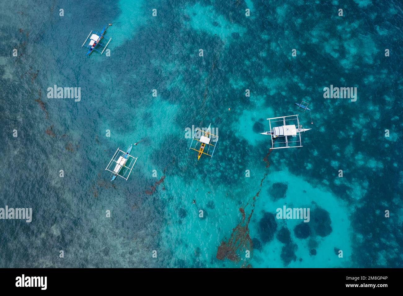 Spiaggia barriera corallina e catamarani sull'isola di Siargao, Filippine, visto dall'alto, foto drone Foto Stock