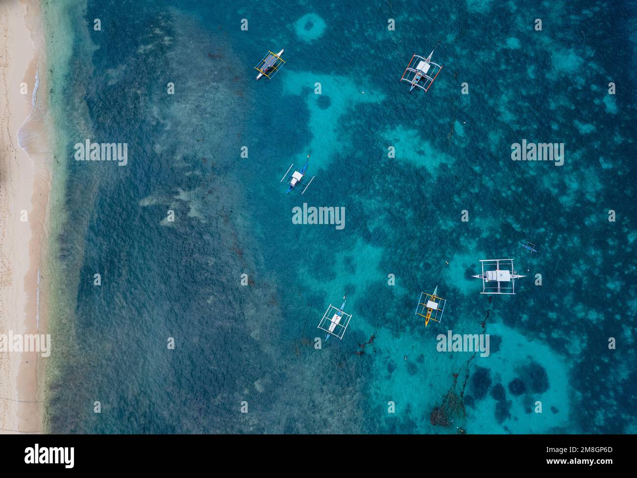 Spiaggia barriera corallina e catamarani sull'isola di Siargao, Filippine, visto dall'alto, foto drone Foto Stock