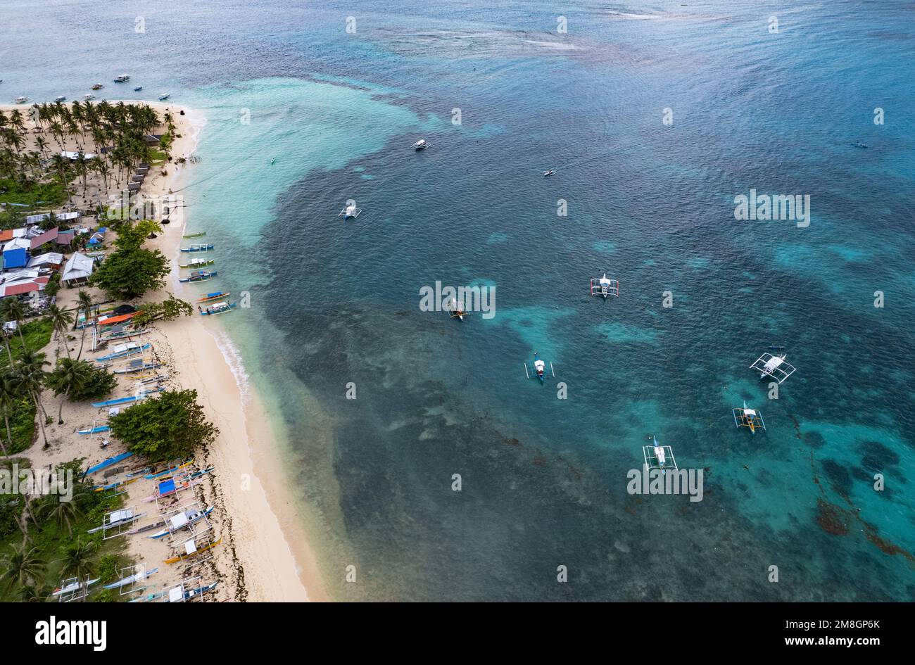 Spiaggia sull'isola di Siargao, Filippine visto dall'alto, foto del drone Foto Stock