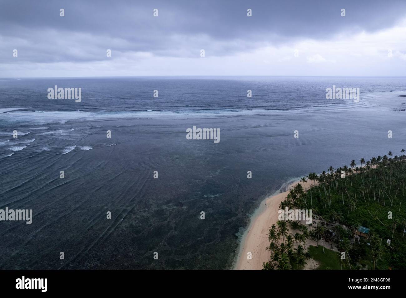 Spiaggia sull'isola di Siargao, Filippine visto dall'alto, foto del drone Foto Stock