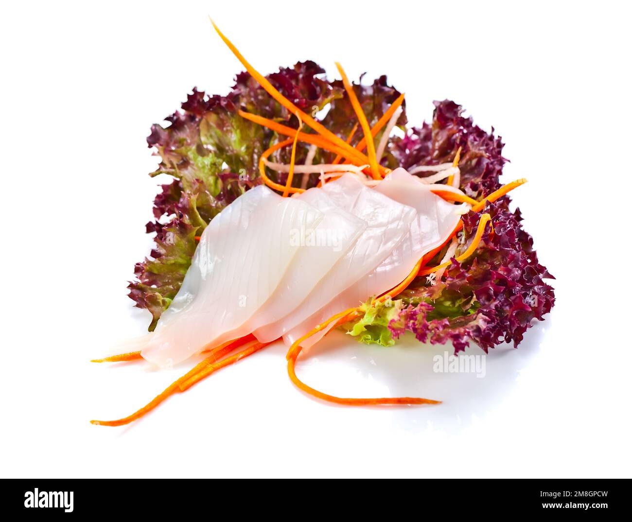 Fette di halibut con lattuga isolata su fondo bianco. Foto Stock