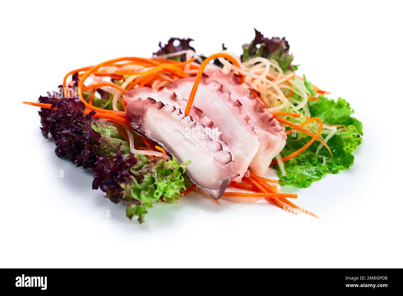 Fette di polpo con insalata isolata su fondo bianco. Foto Stock