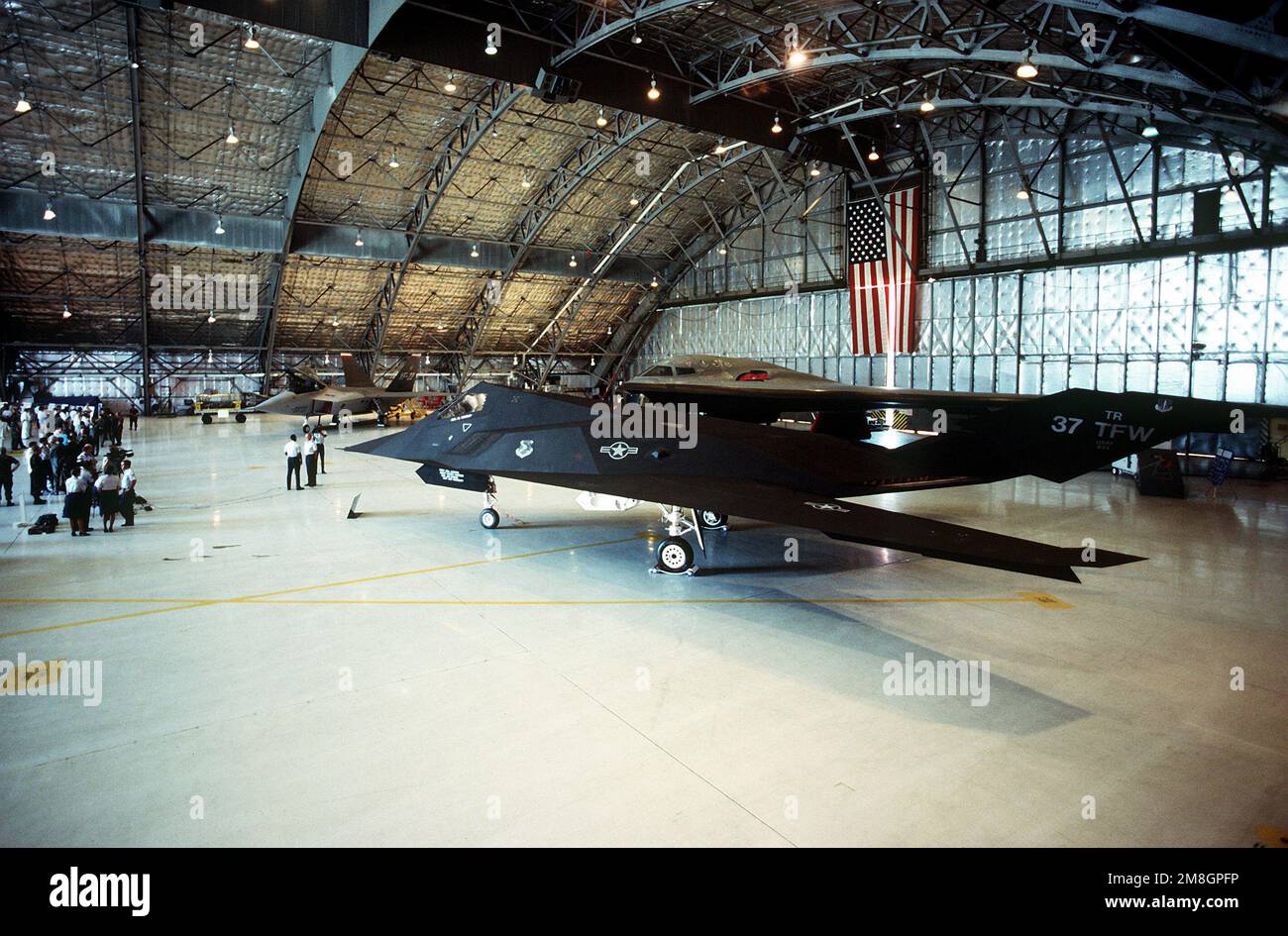 A 37th Tactical Fighter Wing F-117 Aircraft stand in Hangar 3. L'aereo fa parte di un'esposizione che comprende anche il bombardiere B-2, il caccia tattico F-22 e il missile da crociera avanzato. La mostra è stata assemblata per fornire ai membri del Congresso l'opportunità di vedere esempi di tecnologia "invisibile" o "a basso livello osservabile". Base: George Air Force base Stato: California (CA) Paese: Stati Uniti d'America (USA) Foto Stock