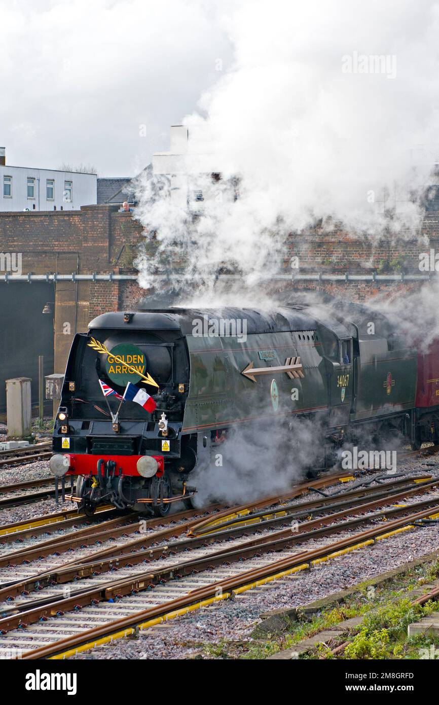 Locomotiva a vapore conservata, la classe 'Tangmere' della Battaglia di Gran Bretagna n. 34067 lascia la stazione di Tonbridge nel Kent, Regno Unito, con speciale treno charter da Londra Foto Stock