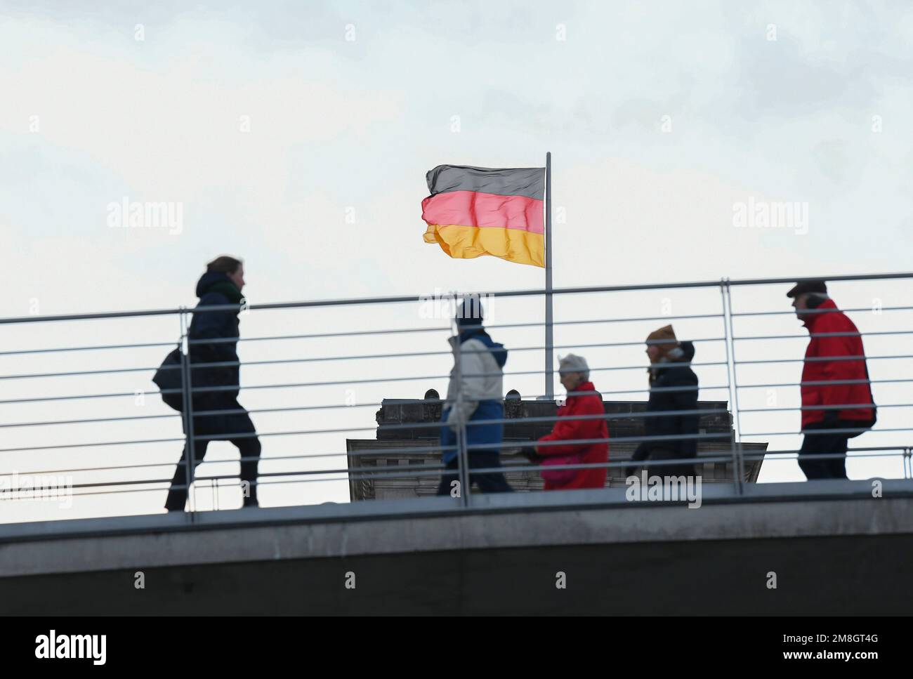 Berlino, Germania. 13th Jan, 2023. La gente cammina su un ponte a Berlino, Germania, 13 gennaio 2023. Secondo i dati preliminari pubblicati venerdì dall'Ufficio federale di statistica (Destatis), il prodotto interno lordo (PIL) rettificato per i prezzi della Germania nel 2022 è stato superiore del 1,9% rispetto all'anno precedente. Credit: Ren Pengfei/Xinhua/Alamy Live News Foto Stock