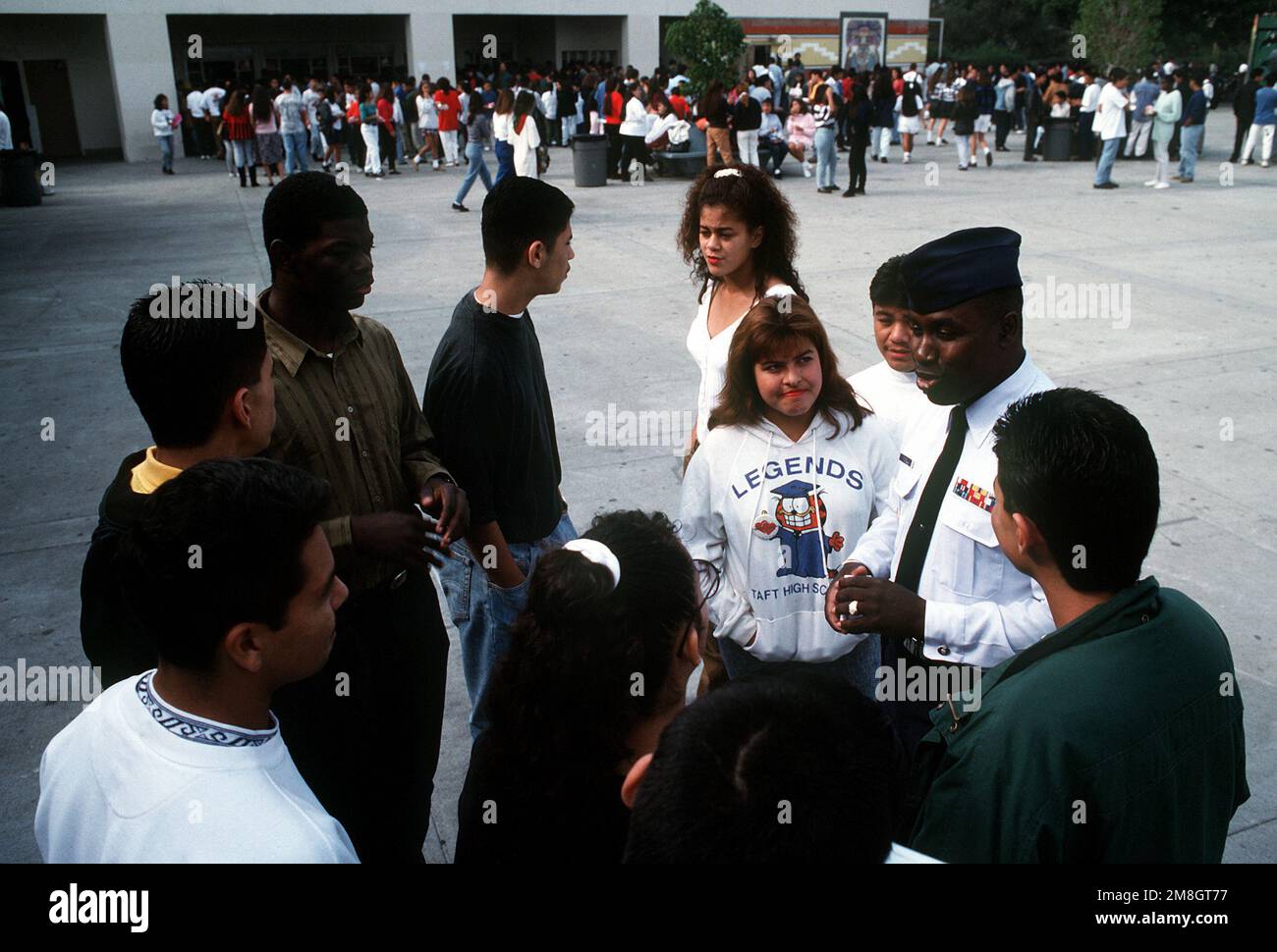 MASTER SGT. Alonzo Powell, reclutatore dell'aeronautica militare ed ex meccanico dei motori a reazione, visita con gli studenti di una scuola superiore di Los Angeles. Powell è venuto al suo ufficio di reclutamento della città interna nel novembre 1991 dopo che era stato chiuso per due anni dovuto i tassi bassi di enlistment. Entro l'anno fiscale 92, il 148% dell'obiettivo di reclutamento era stato raggiunto. Base: Los Angeles Stato: California (CA) Paese: Stati Uniti d'America (USA) Foto Stock