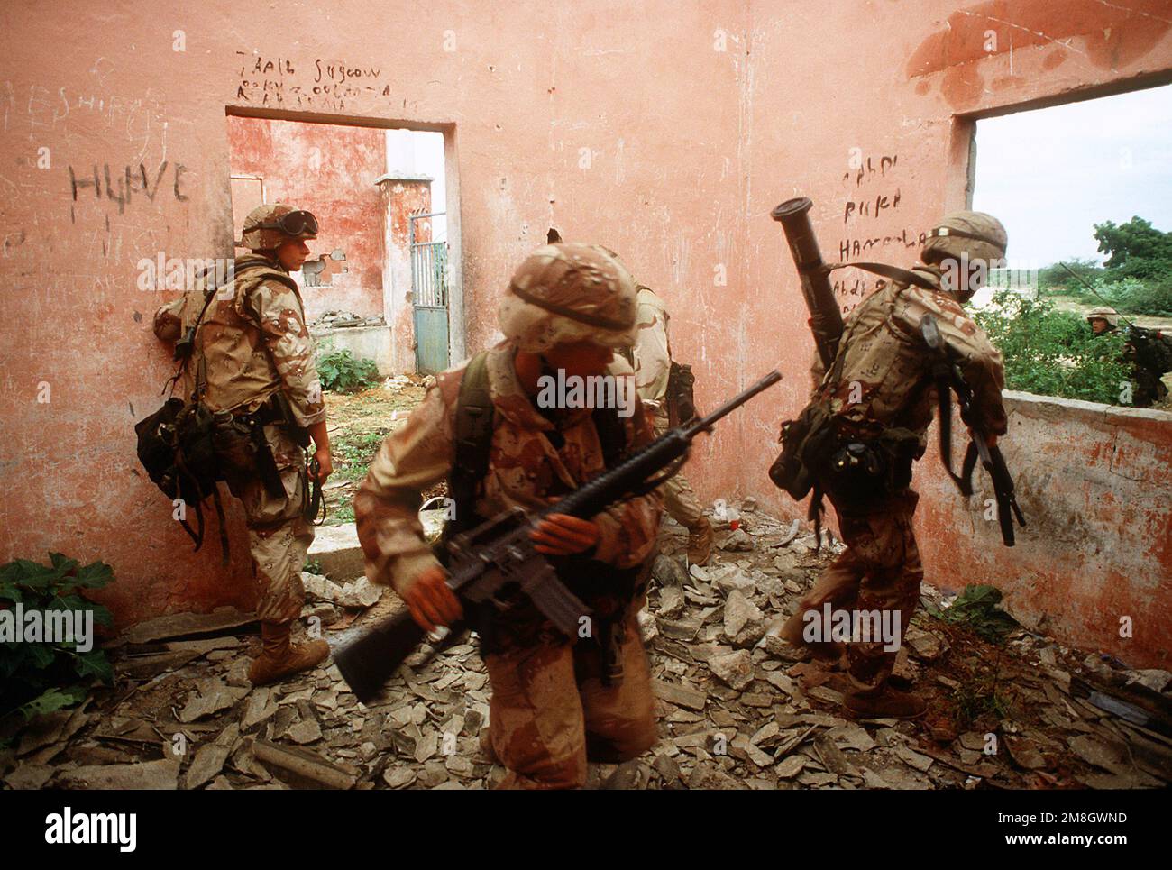 Marines si è sparso fuori per cercare un edificio per le armi durante l'operazione multinazionale di soccorso Restore Hope. Subject Operation/Series: RESTORE HOPE base: Mogadiscio Paese: Somalia (SOM) Foto Stock