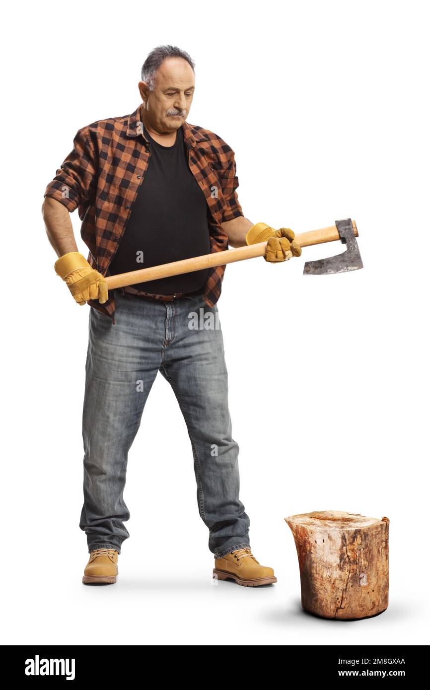 Ritratto completo di un uomo maturo che taglia legno con un'ascia isolata su sfondo blu Foto Stock