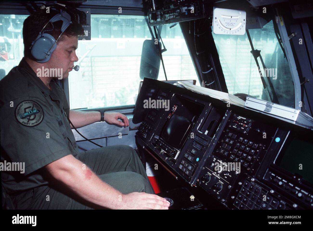 SPECIALISTA delle operazioni 2nd Classe Cory Shenk, un membro dell'Assault Craft Unit 5, mans la console radar di un aereo-cuscino di atterraggio nave (LCAC) durante l'operazione di soccorso multinazionale ripristinare speranza in Somalia. Soggetto operativo/Serie: RESTORE HOPE Paese: Oceano Indiano (CIO) Foto Stock