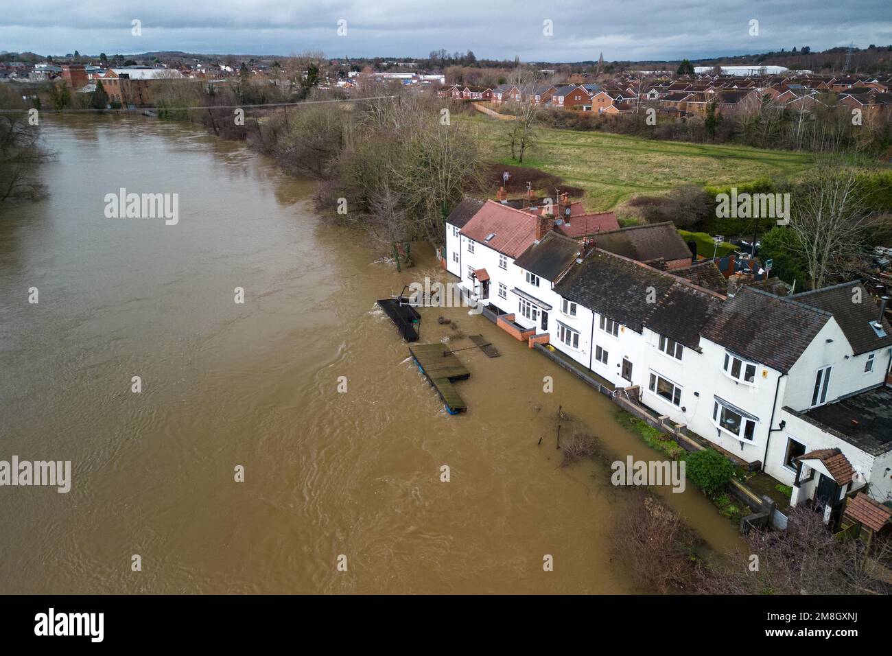 Stourport su Severn, Worcestershire, 14 gennaio 2023 - i siti di carovane lungo il fiume Severn a Stourport su Severn sono stati inondati a causa dell'aumento dell'acqua dopo che il fiume ha scoppiato le sue rive. Una fila di case sul fiume e una piscina per il tempo libero del parco sono mantenute asciutte a causa delle barriere alluvionali e delle pompe dell'acqua. Si prevede che il fiume si innalzi ulteriormente e raggiunga il picco la domenica mattina presto. Credito: Interrompi stampa Media/Alamy Live News Foto Stock