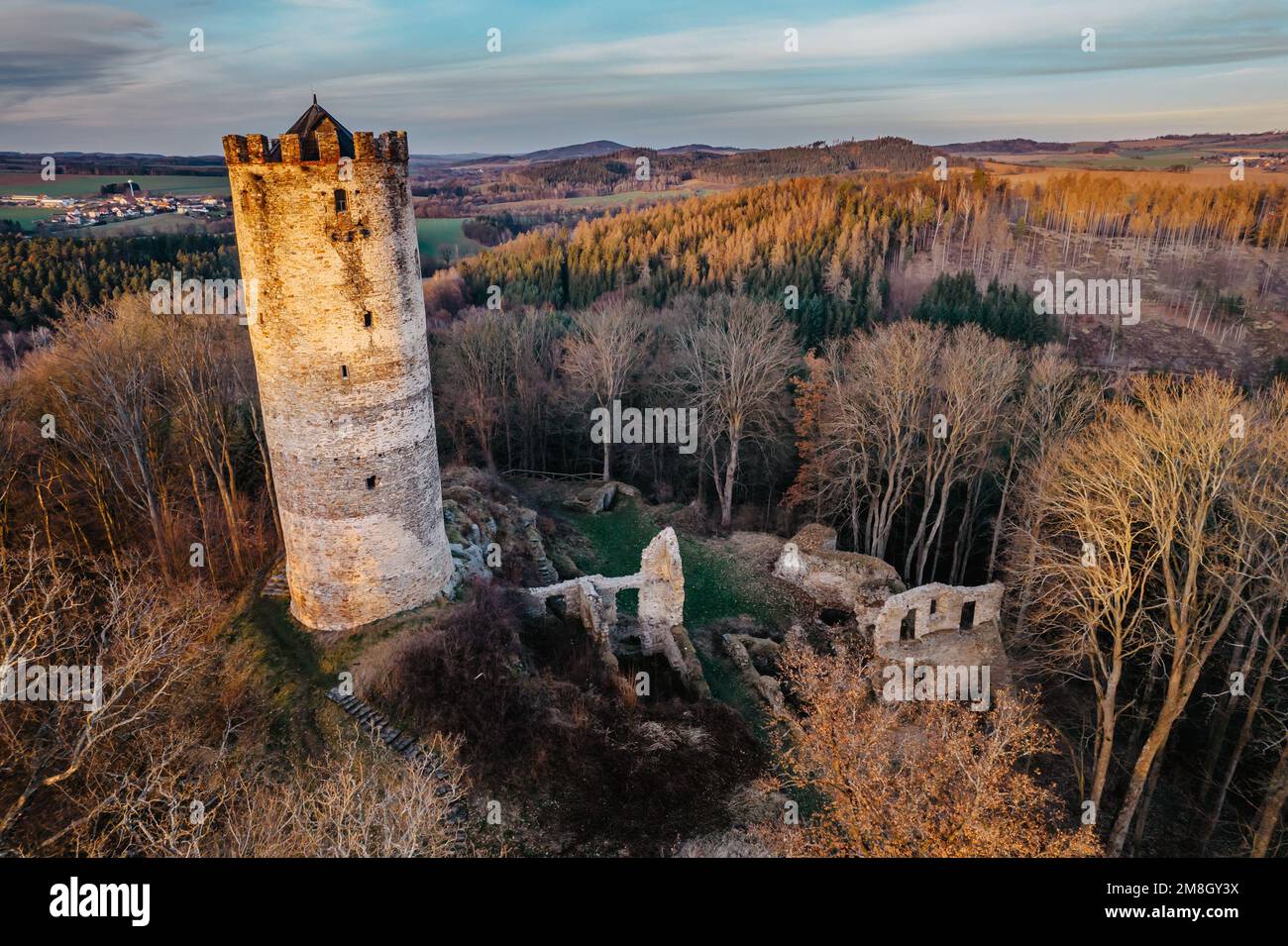 Veduta aerea del castello gotico-rinascimentale Selmberk rovina vicino al villaggio di Mlada Vozice, Repubblica Ceca. Si trova sulla roccia, la sua torre è dominante Foto Stock