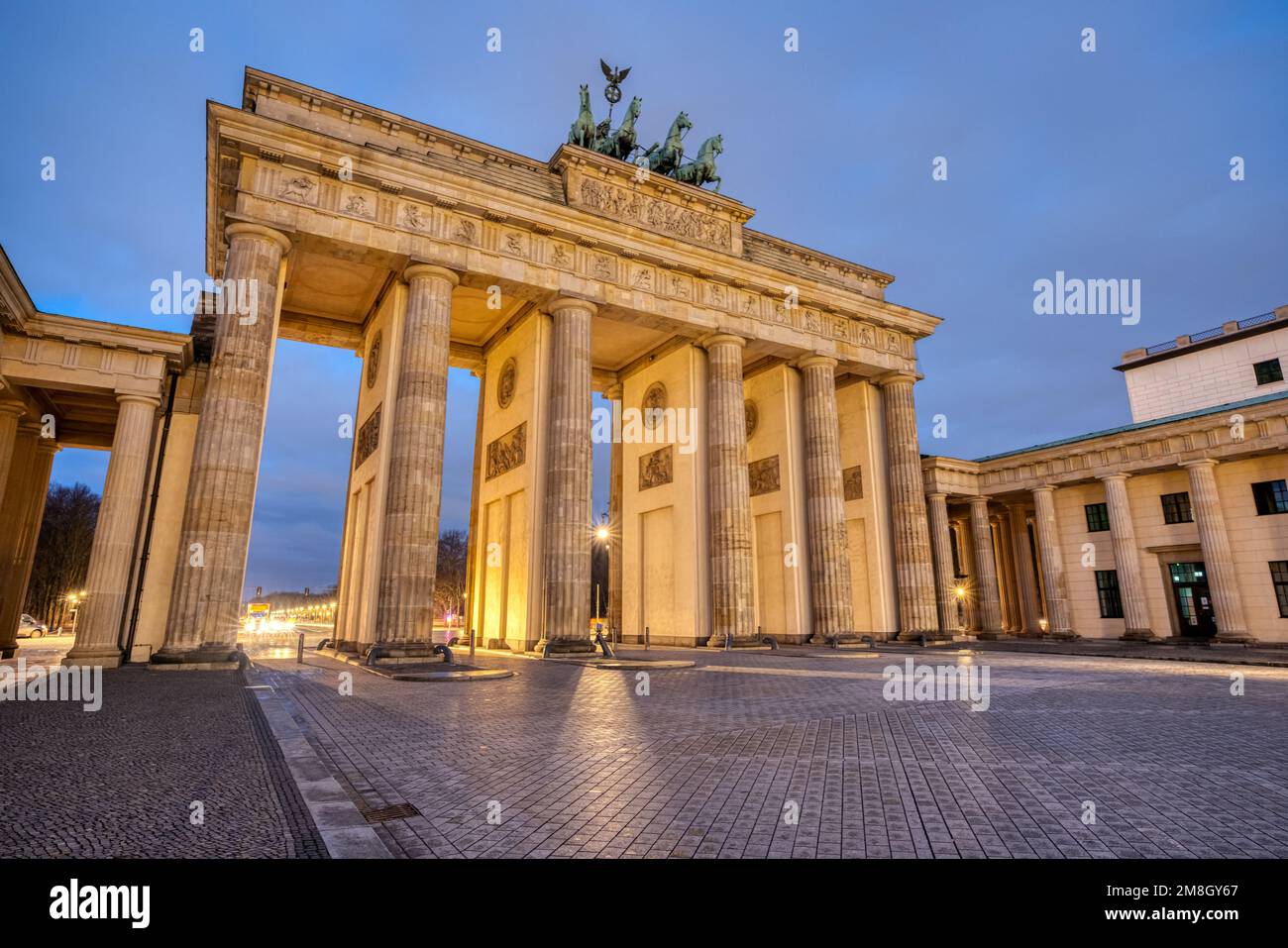 La famosa Porta di Brandeburgo a Berlino all'alba Foto Stock