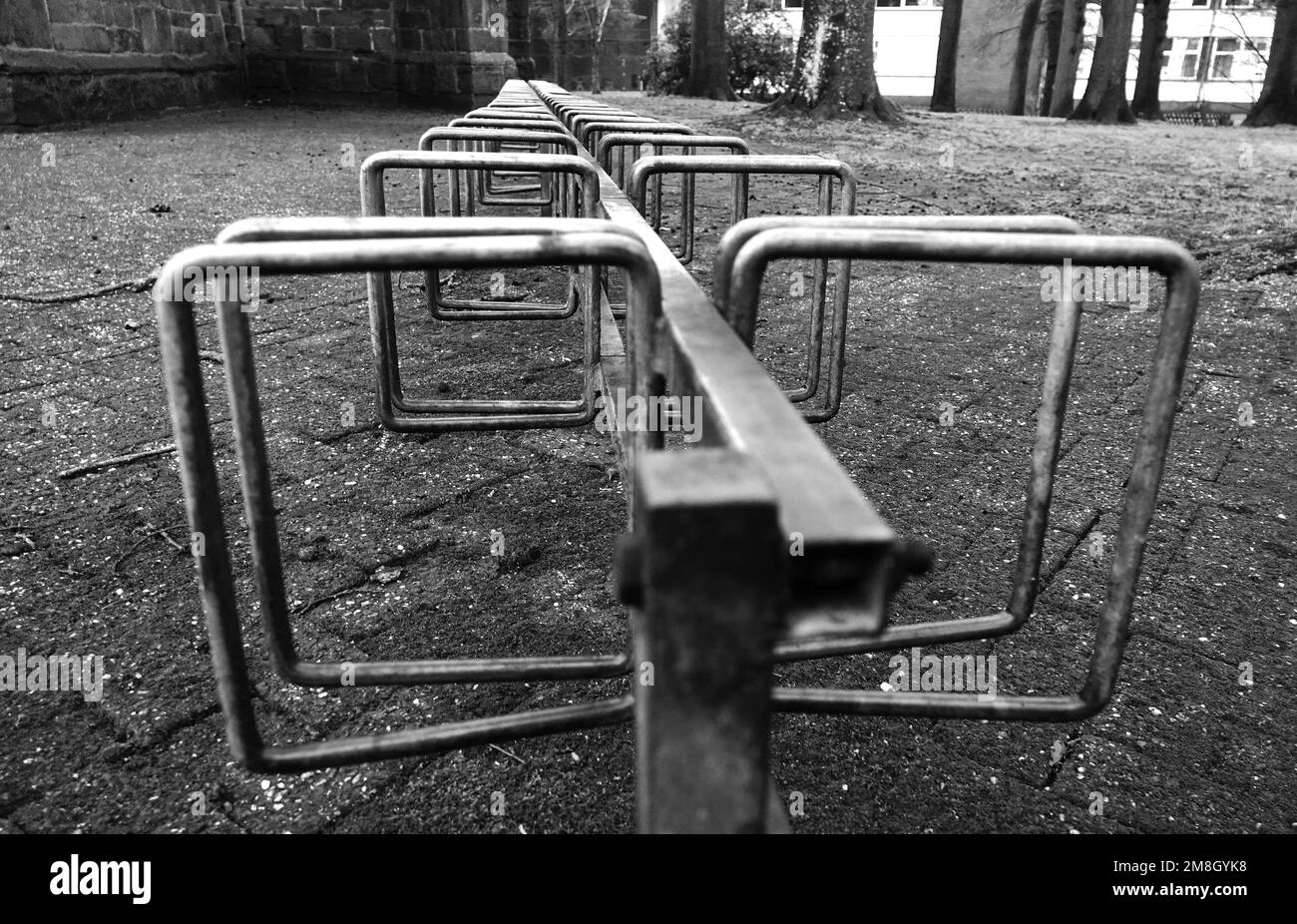 Fila di biciclette si trova in una chiesa in bianco e nero. Ubicazione: Emlichheim, Germania Foto Stock