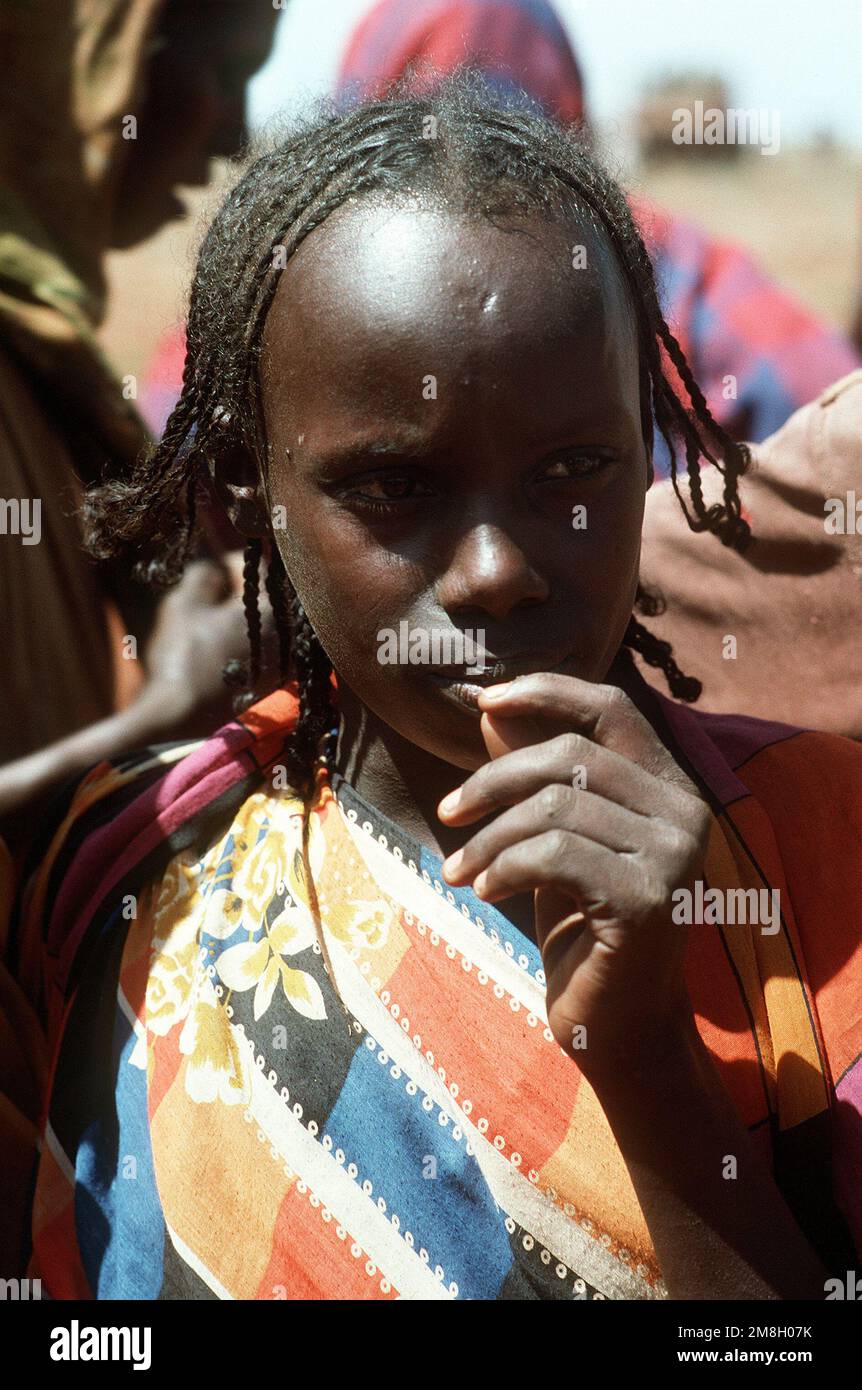 Una ragazza somala guarda il personale degli Stati Uniti durante l'operazione multinazionale di soccorso Restore Hope. Oggetto operazione/Serie: RIPRISTINO SPERANZA Paese: Somalia (SOM) Foto Stock