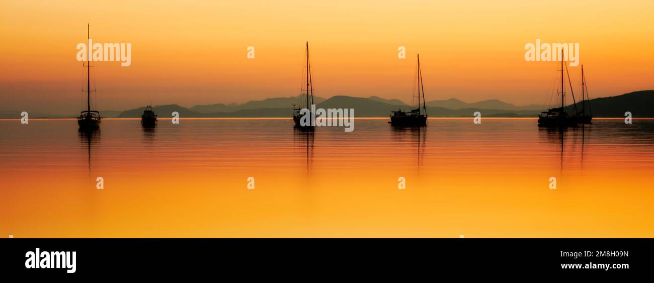 Golden Hour: Barche su acqua di silenzio Foto Stock